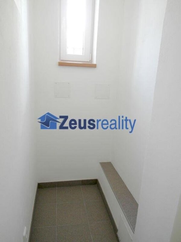 Kanceláře/4místnosti/hala/2xskládek/120m2/po rekonstrukci/Praha 10/Strašnice/Nad vodovodem