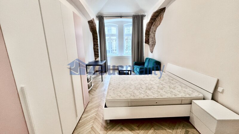 1+1/32m2/balkon/Praha 5/ Smíchov/Plzeňská/zařízen/U METRA stanice Anděl/po rekonstrukci/