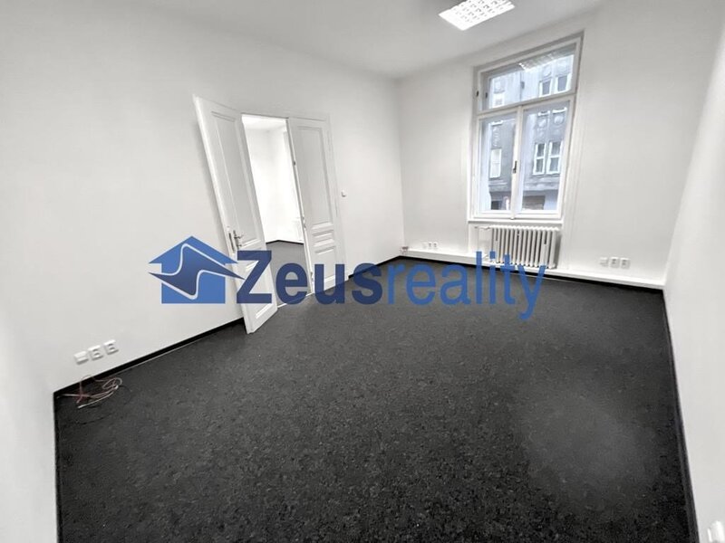 Kancelář/42,92m2/balkon/dvě místnosti/Kaprova/Praha 1/