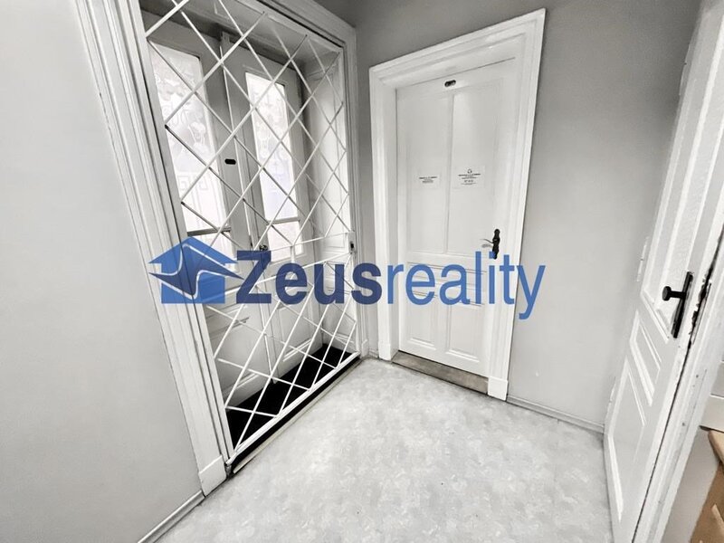 Kancelář/42,92m2/balkon/dvě místnosti/Kaprova/Praha 1/