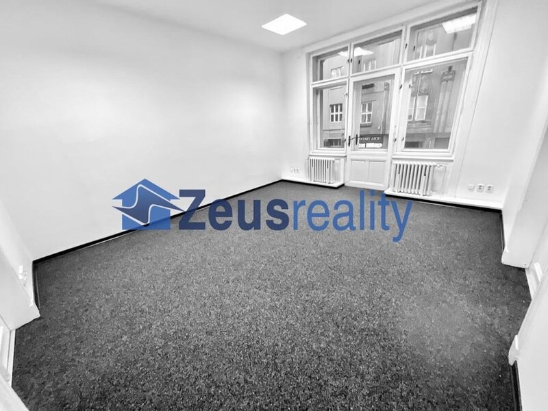 Kancelář/42,92m2/balkon/dvě místnosti/Kaprova/Praha 1/
