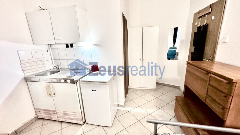 Kancelář/1 místnost/25m2/Praha 2/ Vinohrady/Lužická/u metra/vybaveno/