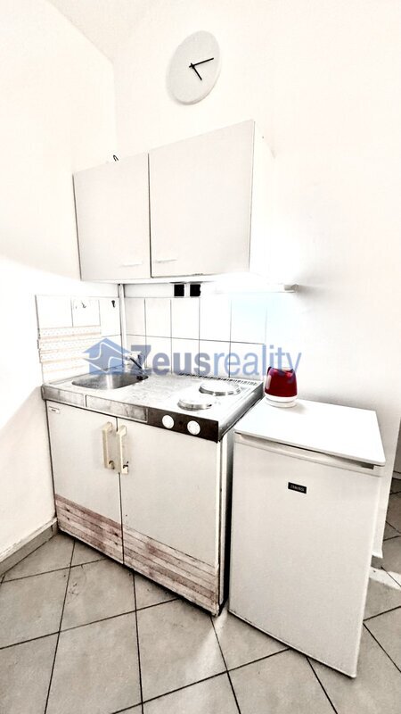 Kancelář/1 místnost/25m2/Praha 2/ Vinohrady/Lužická/u metra/vybaveno/