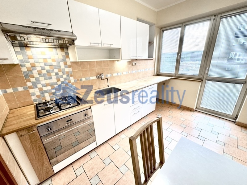 2+1/2xkomora/2xbalkon/65m2/Vršovice/Lvovská/Praha 10/zařízen částečně