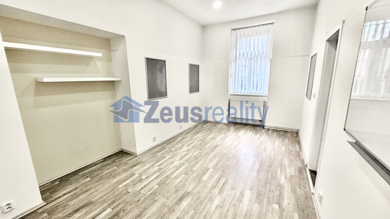 Kancelář/Obchod/75m2/ Praha 9 /Vysočany/Českomoravská/frekventovaná ulice/