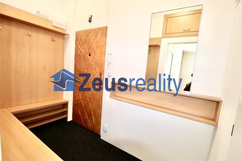 1+KK/ 29m2/balkon/Praha 4/ Pankrác/Hvězdova/ po rekonstrukci/zařízen částečně