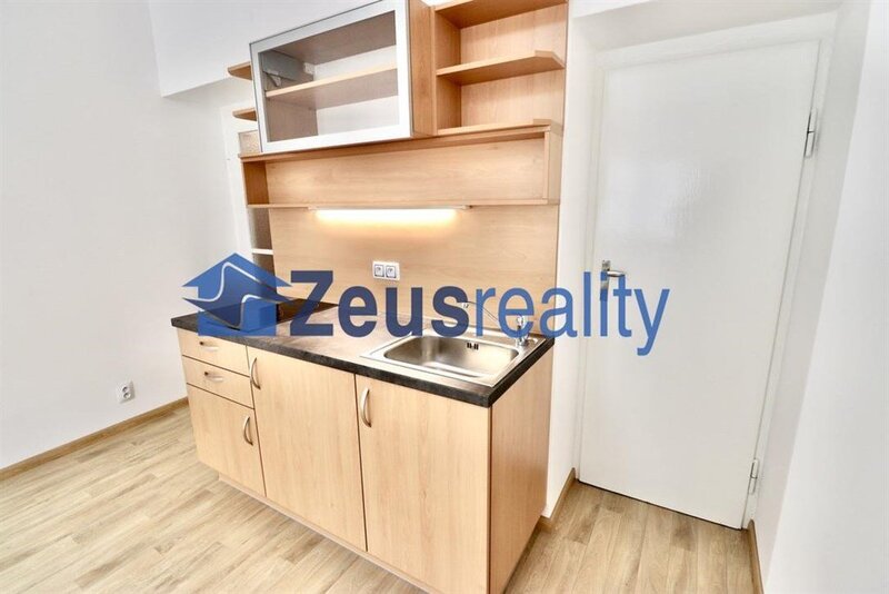 1+KK/ 29m2/balkon/Praha 4/ Pankrác/Hvězdova/ po rekonstrukci/zařízen částečně