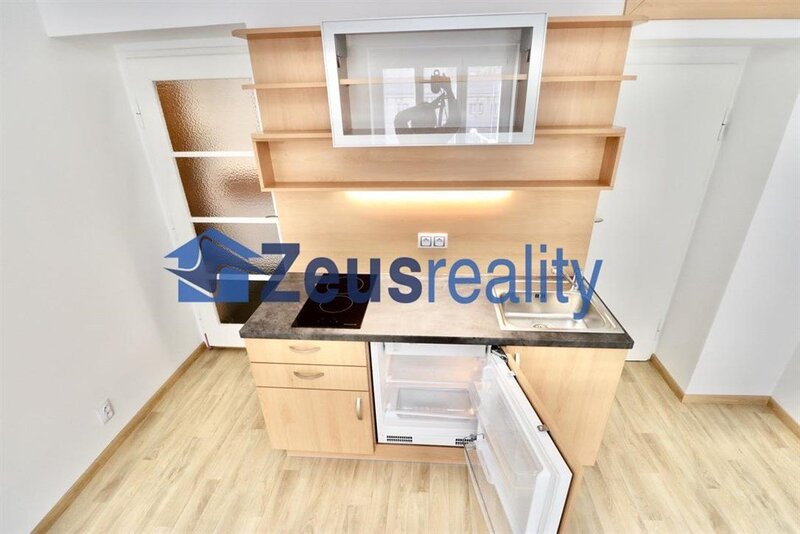 1+KK/ 29m2/balkon/Praha 4/ Pankrác/Hvězdova/ po rekonstrukci/zařízen částečně