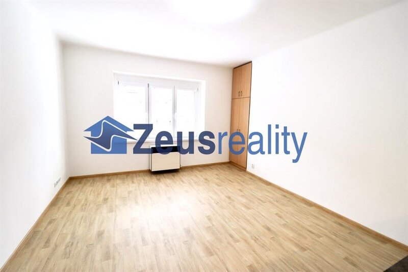 1+KK/ 29m2/balkon/Praha 4/ Pankrác/Hvězdova/ po rekonstrukci/zařízen částečně