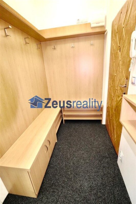 1+KK/ 29m2/balkon/Praha 4/ Pankrác/Hvězdova/ po rekonstrukci/zařízen částečně