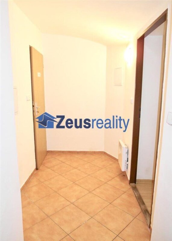 Kancelář/25m2/Praha 2/ Vinohrady/Mánesova/u metra/částečně vybaveno/