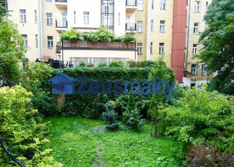 Kancelář/25m2/Praha 2/ Vinohrady/Mánesova/u metra/částečně vybaveno/