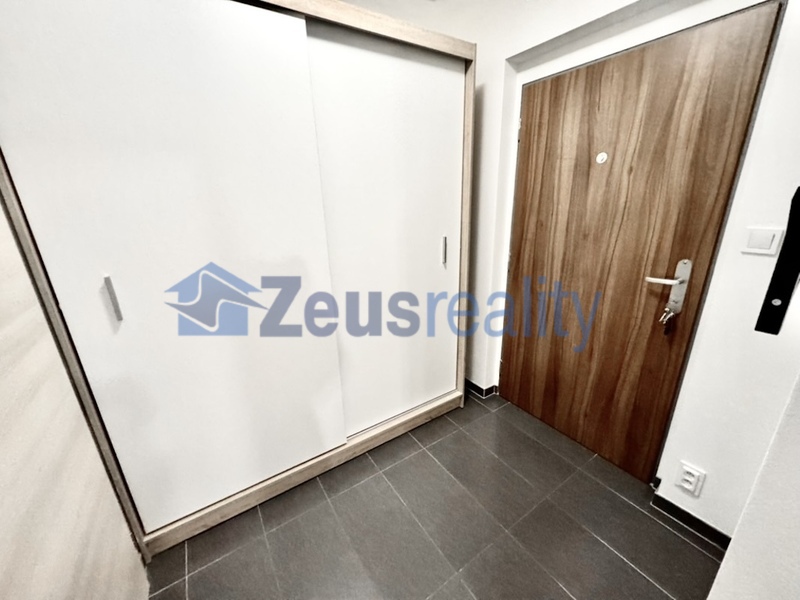 1+1/39m2/balkon/sklep/garážové stání/Říčany/Na výšině/částěčně vybaven/novostavba