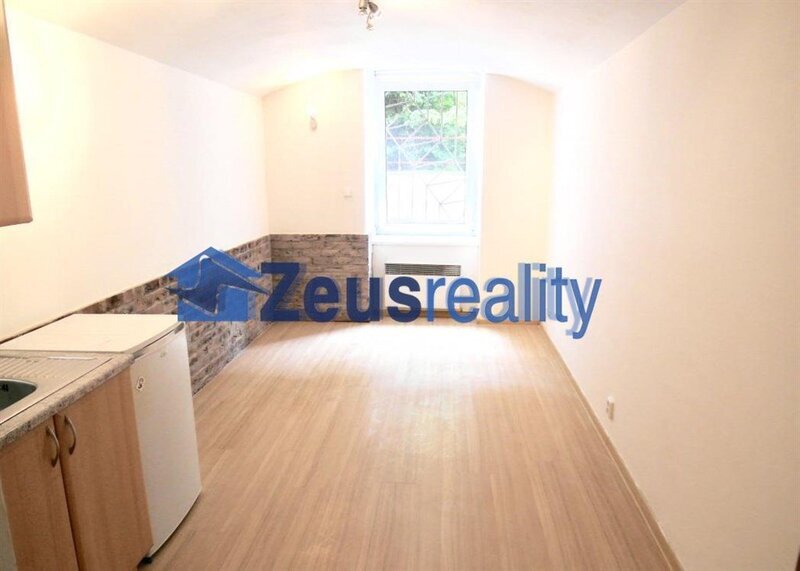 Kancelář/25m2/Praha 2/ Vinohrady/Mánesova/u metra/částečně vybaveno/