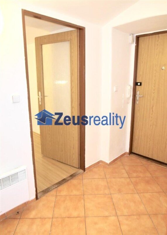 Kancelář/25m2/Praha 2/ Vinohrady/Mánesova/u metra/částečně vybaveno/