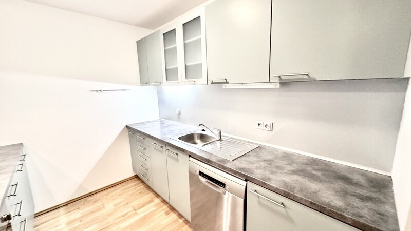 2+1/84m2/terasa s předzahrádkou 45m2/parkovací stání/Praha 5/Smíchov/Na Popelce/částečně zařízen/nov