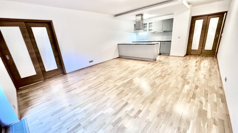 2+1/84m2/terasa s předzahrádkou 45m2/parkovací stání/Praha 5/Smíchov/Na Popelce/částečně zařízen/nov