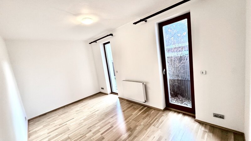 2+1/84m2/terasa s předzahrádkou 45m2/parkovací stání/Praha 5/Smíchov/Na Popelce/částečně zařízen/nov