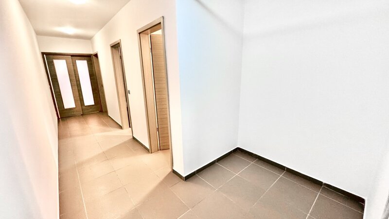 2+1/84m2/terasa s předzahrádkou 45m2/parkovací stání/Praha 5/Smíchov/Na Popelce/částečně zařízen/nov