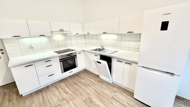 1+1/komora/50m2/Praha 4/Michle/Pelhřimovská/dva samostatné pokoje/po rekonstrukci/částečně zařízen/u metra
