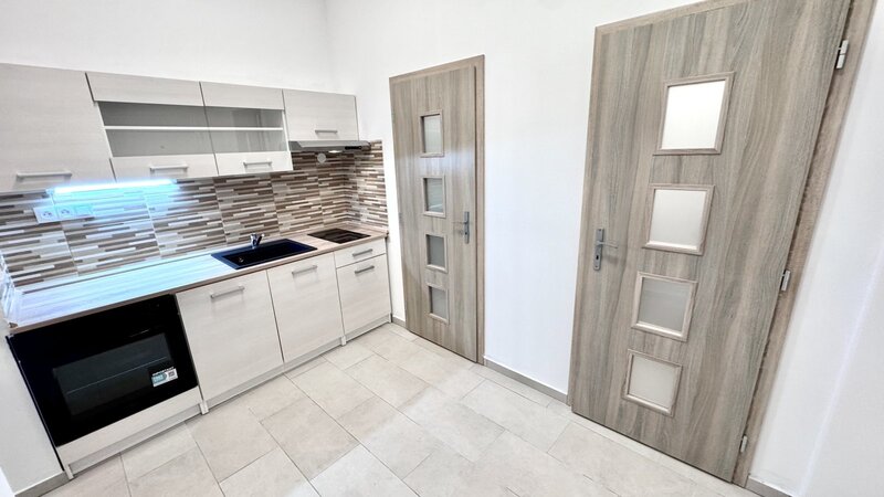 Kancelář /42m2/Praha 2/Nové Město/Tyršova/částečně zařízen/u metra