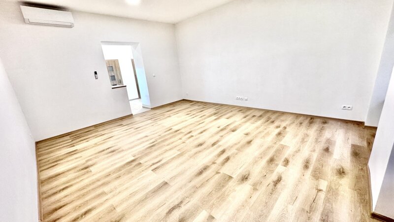 Kancelář /42m2/Praha 2/Nové Město/Tyršova/částečně zařízen/u metra