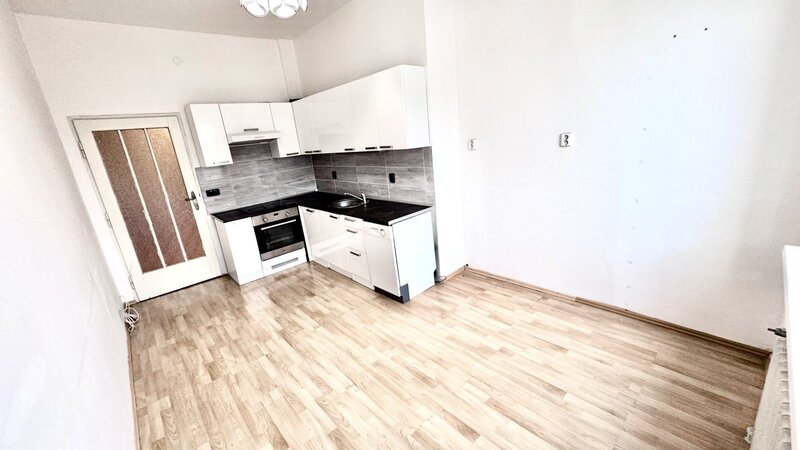 3+KK/balkon/komora/95m2/Na veselí/Nusle/Praha 4/částečně zařízeno/u tramvaje a metro