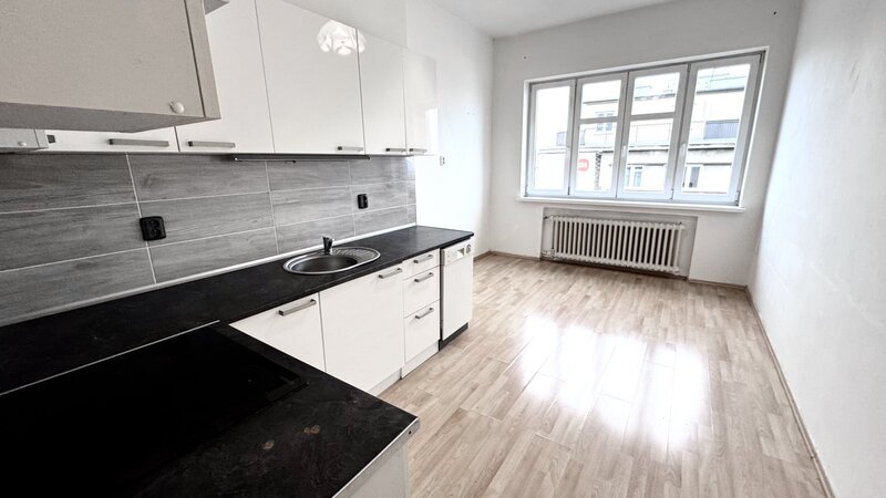 3+KK/balkon/komora/95m2/Na veselí/Nusle/Praha 4/částečně zařízeno/u tramvaje a metro