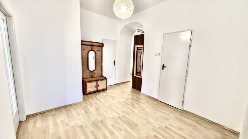 3+KK/balkon/komora/95m2/Na veselí/Nusle/Praha 4/částečně zařízeno/u tramvaje a metro