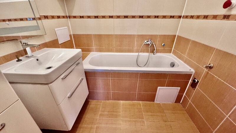 3+KK/balkon/komora/95m2/Na veselí/Nusle/Praha 4/částečně zařízeno/u tramvaje a metro