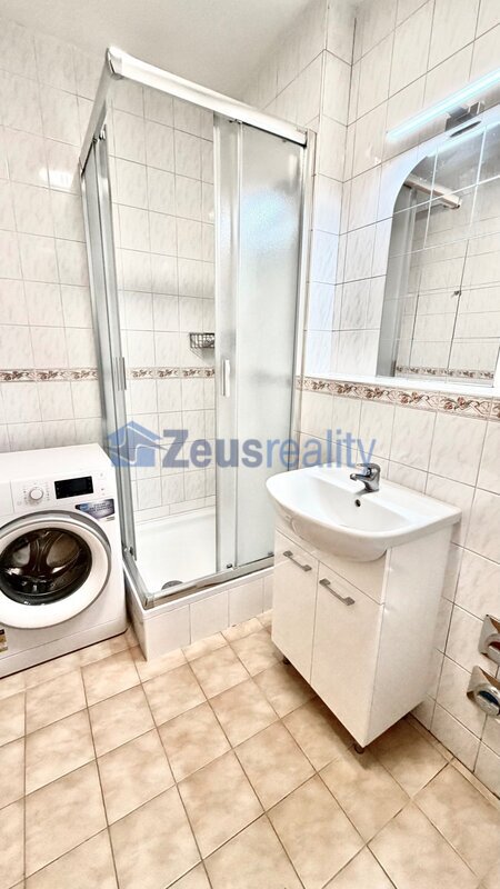 1+KK/balkon/39m2/garážové stání/sklep/Praha 7/Troja/Trojská/zařízen částečně/v klidu a zeleni