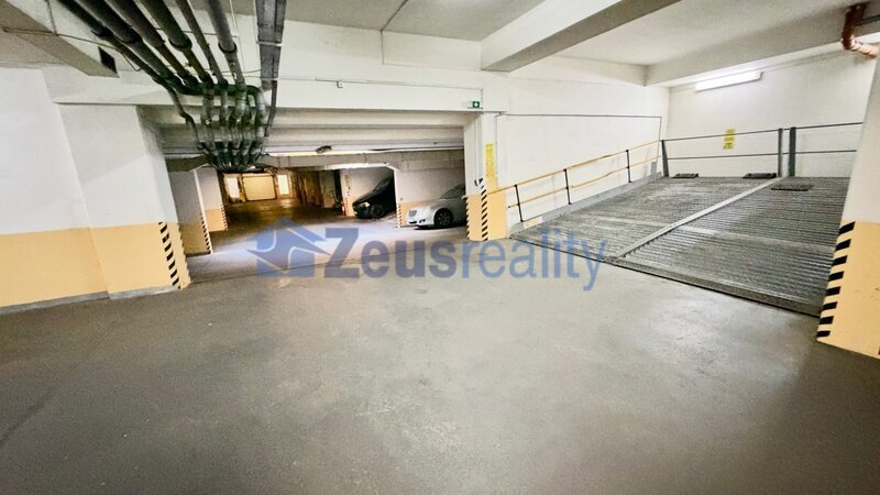 1+KK/balkon/39m2/garážové stání/sklep/Praha 7/Troja/Trojská/zařízen částečně/v klidu a zeleni