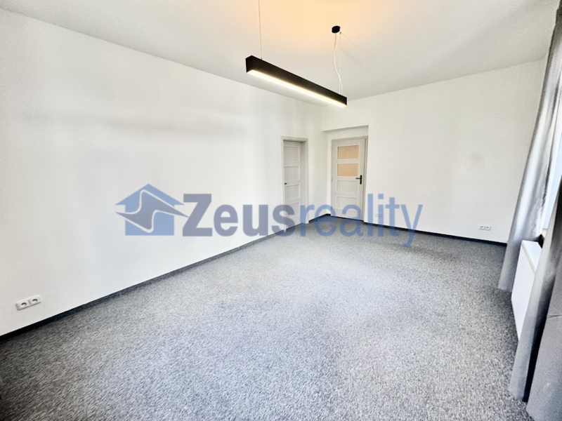 Kanceláře/4místnosti/hala/2xskládek/120m2/po rekonstrukci/Praha 10/Strašnice/Nad vodovodem