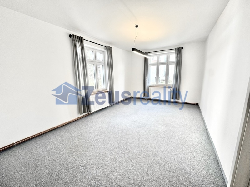 Kanceláře/4místnosti/hala/2xskládek/120m2/po rekonstrukci/Praha 10/Strašnice/Nad vodovodem