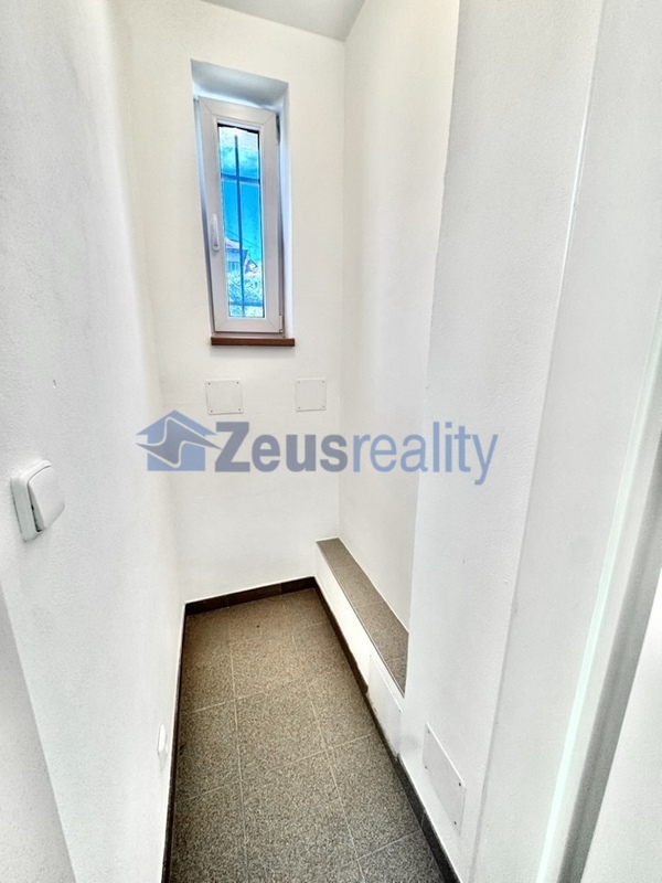 Kanceláře/4místnosti/hala/2xskládek/120m2/po rekonstrukci/Praha 10/Strašnice/Nad vodovodem