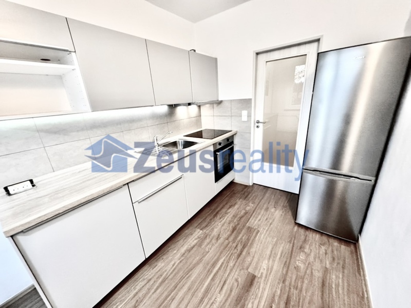 2+1/2xbalkon/61m2/Praha 5/Hlubočepy/Prosluněná/samostatné pokoje/po rekonstrukci/částečně zařízen