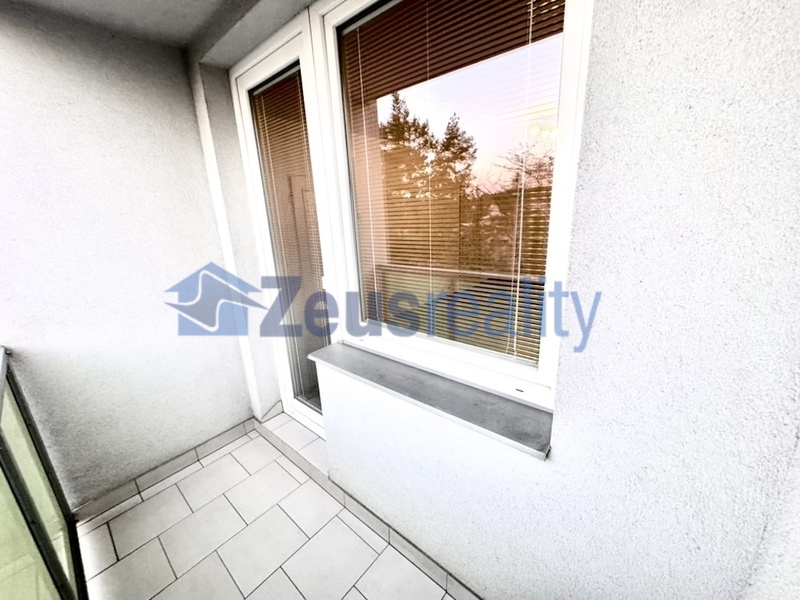 2+1/2xbalkon/61m2/Praha 5/Hlubočepy/Prosluněná/samostatné pokoje/po rekonstrukci/částečně zařízen