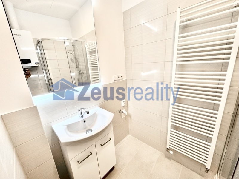2+KK/62m2/balkon/Praha 4/Nusle/Dolní/samostatné pokoje/po rekonstrukci/částečně vybaven/u tramvaje/