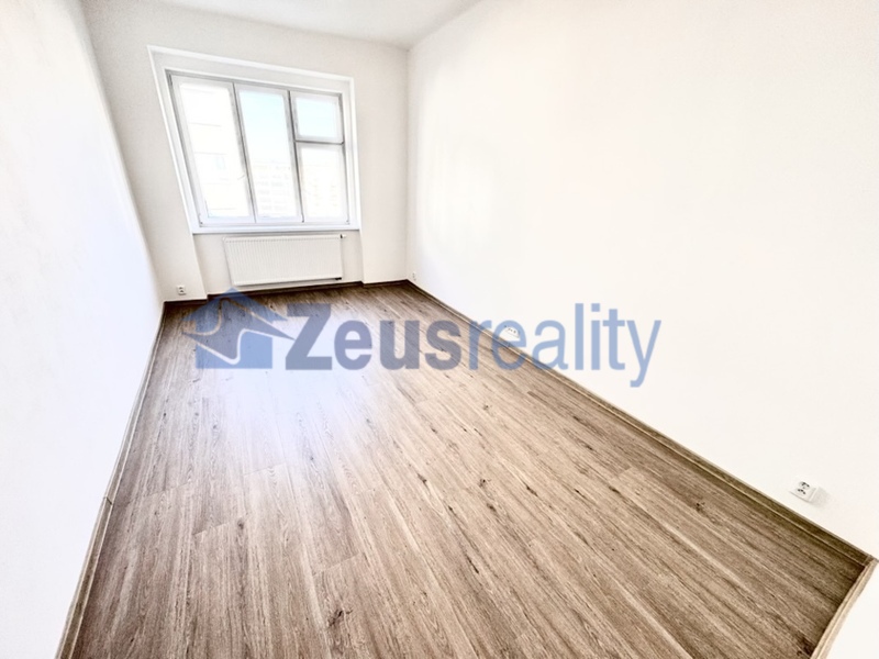 2+KK/62m2/balkon/Praha 4/Nusle/Dolní/samostatné pokoje/po rekonstrukci/částečně vybaven/u tramvaje/