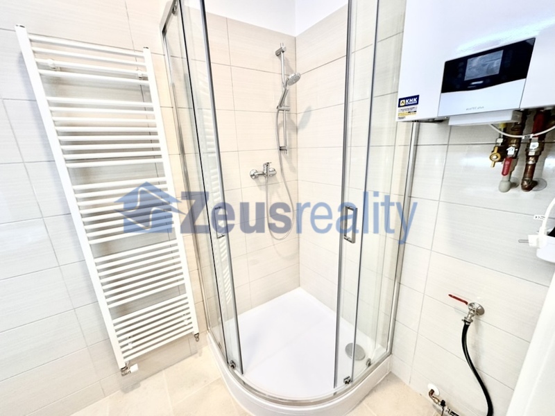 2+KK/62m2/balkon/Praha 4/Nusle/Dolní/samostatné pokoje/po rekonstrukci/částečně vybaven/u tramvaje/