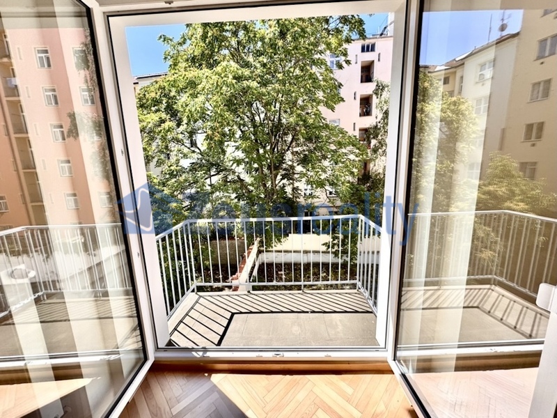 2+KK/62m2/balkon/Praha 4/Nusle/Dolní/samostatné pokoje/po rekonstrukci/částečně vybaven/u tramvaje/