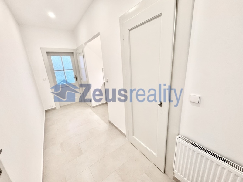 2+KK/62m2/balkon/Praha 4/Nusle/Dolní/samostatné pokoje/po rekonstrukci/částečně vybaven/u tramvaje/