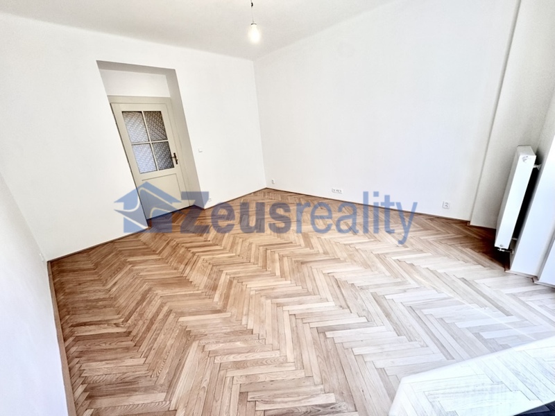 2+KK/62m2/balkon/Praha 4/Nusle/Dolní/samostatné pokoje/po rekonstrukci/částečně vybaven/u tramvaje/