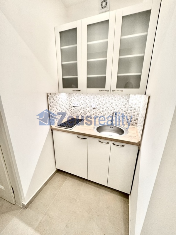 2+KK/62m2/balkon/Praha 4/Nusle/Dolní/samostatné pokoje/po rekonstrukci/částečně vybaven/u tramvaje/