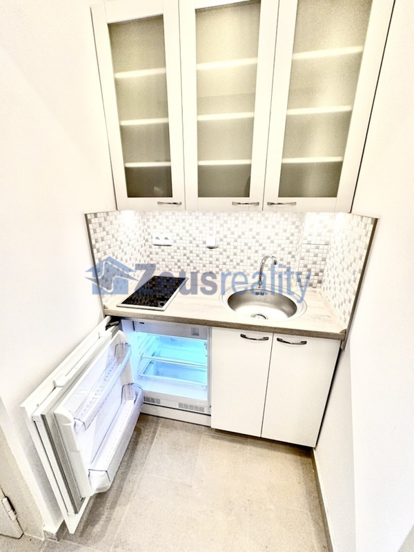 2+KK/62m2/balkon/Praha 4/Nusle/Dolní/samostatné pokoje/po rekonstrukci/částečně vybaven/u tramvaje/