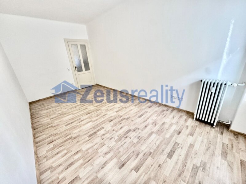 1+1/balkon/47m2/Praha 5/ Smíchov/Holečkova/po rekonstrukci/částečně vybaven