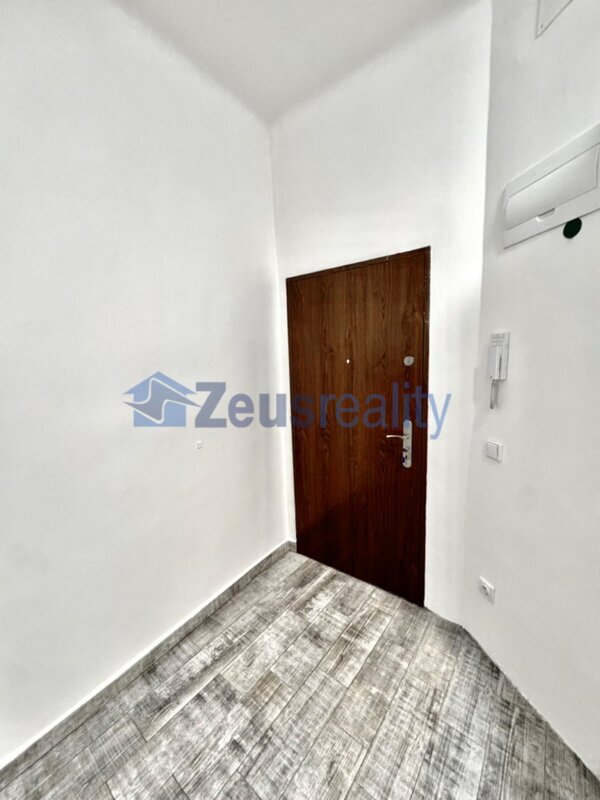 1+1/balkon/47m2/Praha 5/ Smíchov/Holečkova/po rekonstrukci/částečně vybaven