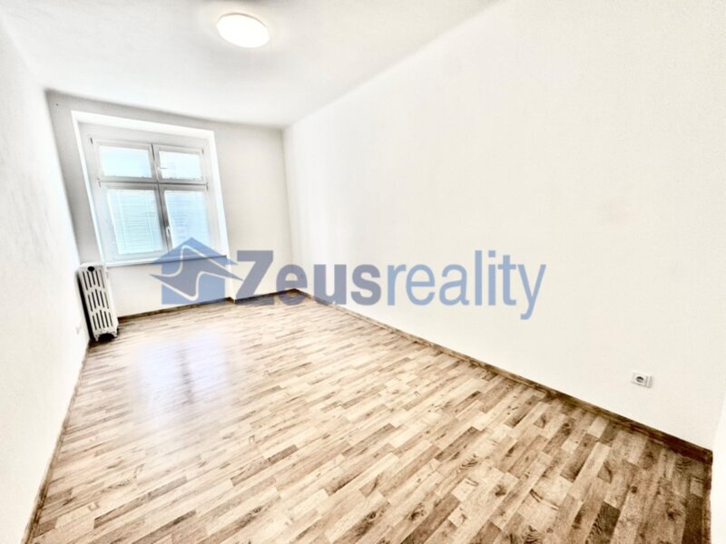 1+1/balkon/47m2/Praha 5/ Smíchov/Holečkova/po rekonstrukci/částečně vybaven