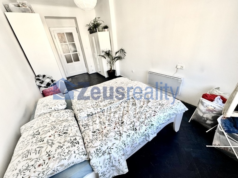 2+1/81m2/balkon/Boleslavská/Vinohrady/Praha 3/zařízen částečně