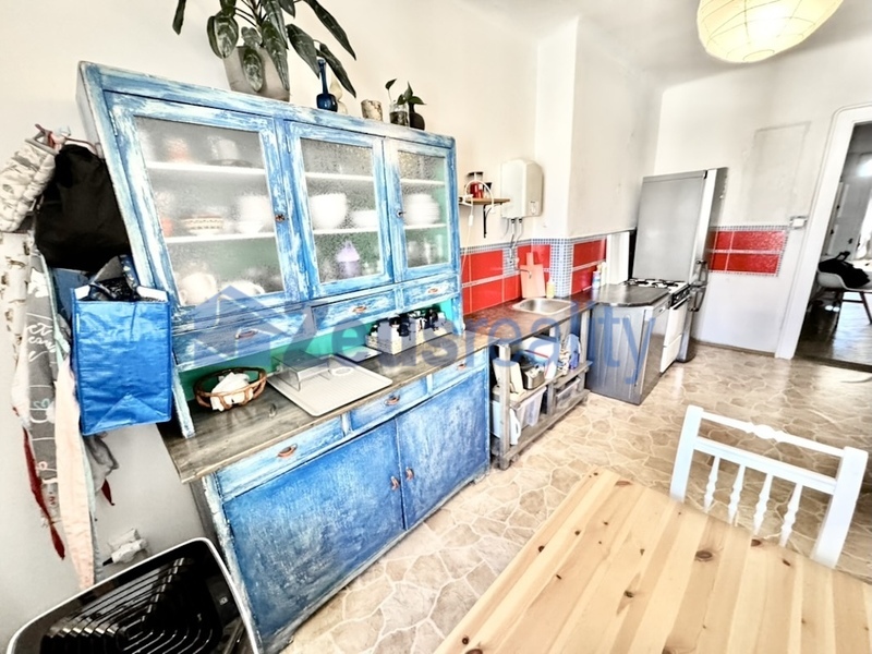 2+1/81m2/balkon/Boleslavská/Vinohrady/Praha 3/zařízen částečně